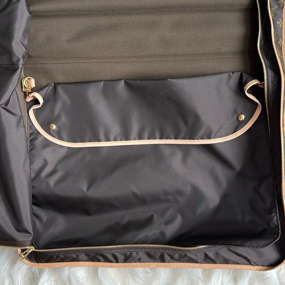 LOUIS VUITTON
Monogram Canvas Garment Carrier Bag. Made in France. - Picture 11 of 16
